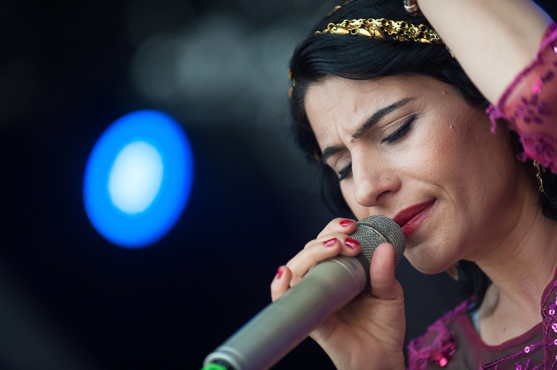 Die kurdische Liedermacherin Rojda Şenses beim TFF Rudolstadt 2015