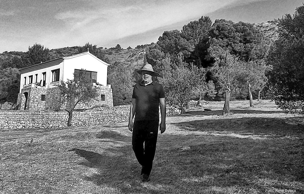 Stephan Micus vor seinem Haus auf Mallorca 01 Detail * Foto: René Dalpra