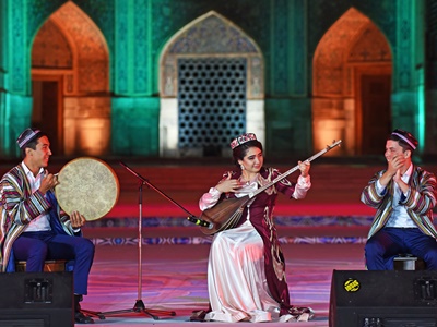 Mekhrinigor Abdurashidova mit Dutar und Doira * Foto: Husniddin Ato